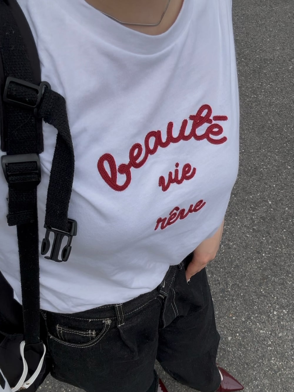 ホワイト系のTシャツ/カットソー、ブルー系のデニムパンツ、レッド系のパンプスを着用したレディースの夏コーディネートの2枚目の写真