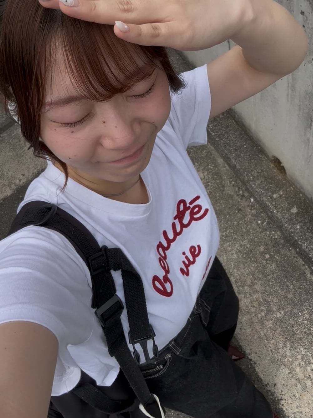 ホワイト系のTシャツ/カットソー、ブルー系のデニムパンツ、レッド系のパンプスを着用したレディースの夏コーディネートの3枚目の写真
