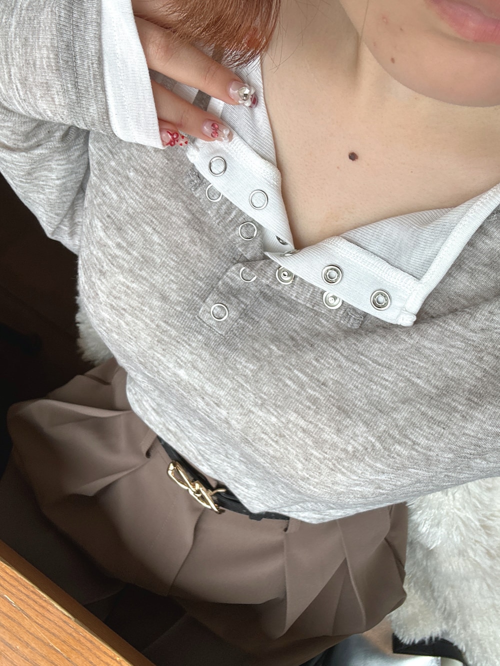 グレー系のTシャツ/カットソー、ブラウン系のスラックス、ブラック系のベルトを着用したレディースの春コーディネートの2枚目の写真