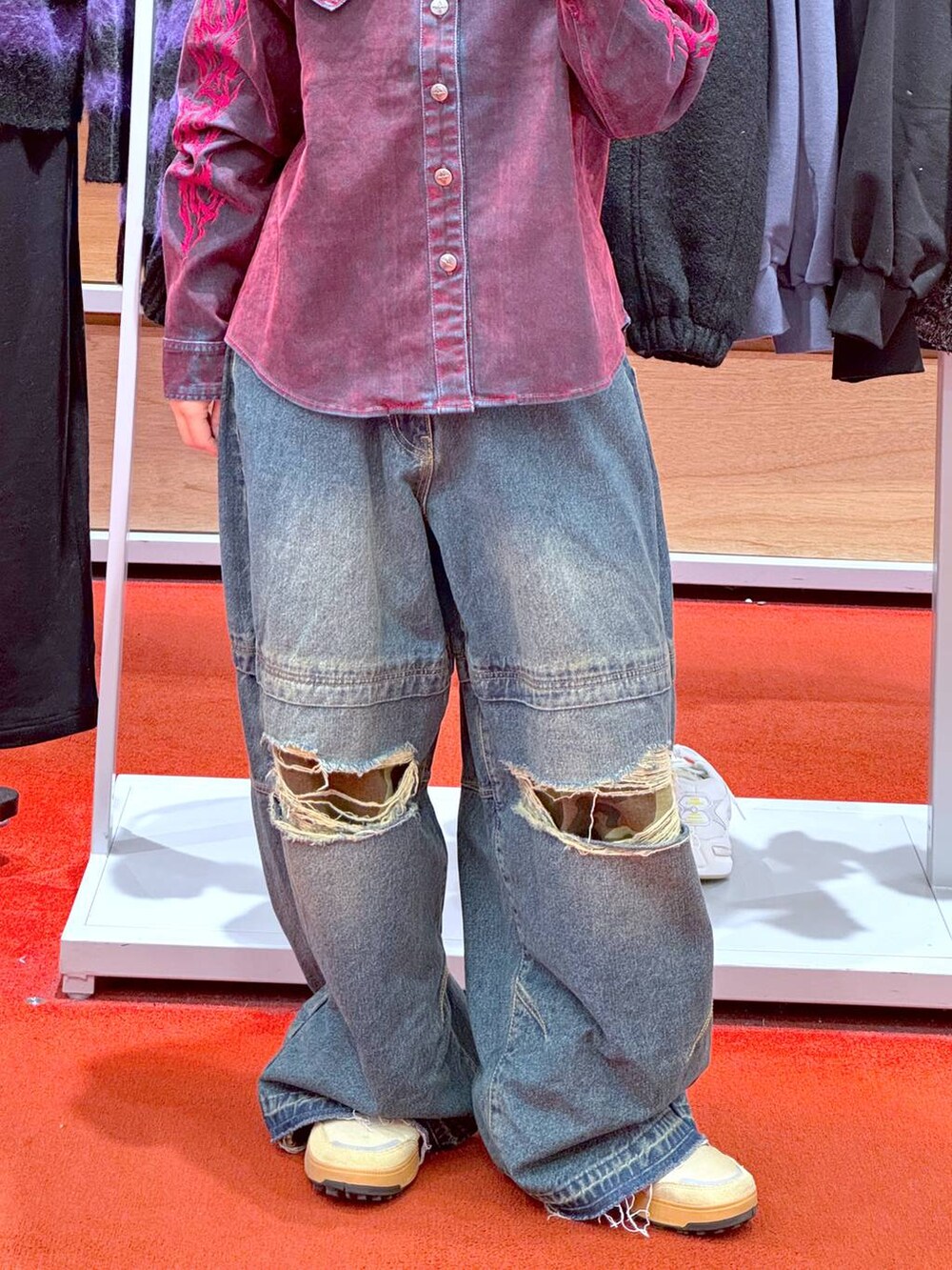 レッド系のデニムジャケット、ブルー系のその他パンツ、グレー系のニットキャップ/ビーニーを着用したレディースの冬コーディネートの3枚目の写真