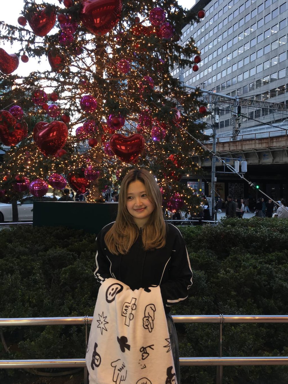 ブルー系のデニムパンツ、ホワイト系のブランケットを着用したレディースの冬コーディネートの2枚目の写真