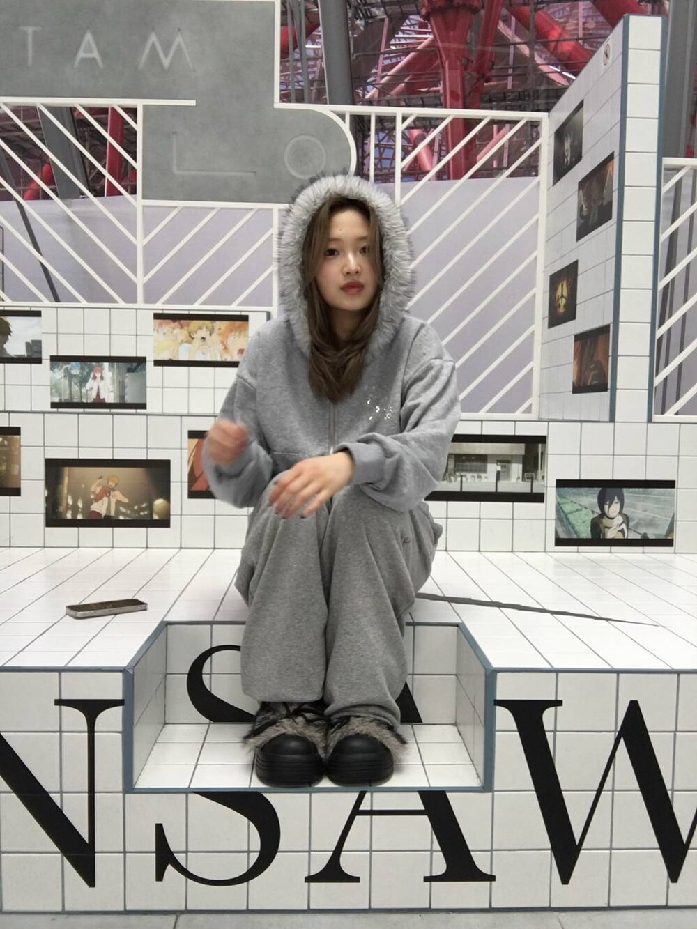 グレー系のパーカー、グレー系のスウェットパンツ、ブラウン系のブーツを着用したレディースの秋コーディネートの3枚目の写真