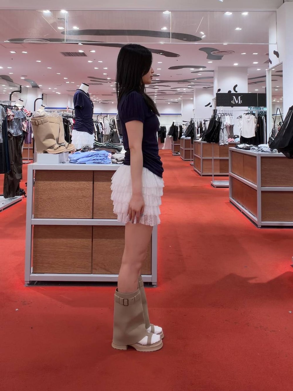 ホワイト系のその他パンツ、ベージュ系のサンダル、ブルー系のTシャツ/カットソーを着用したレディースの夏コーディネートの4枚目の写真