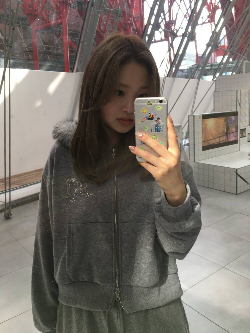 グレー系のパーカー、グレー系のスウェットパンツ、ブラウン系のブーツを着用したレディースの秋コーディネートの2枚目の写真