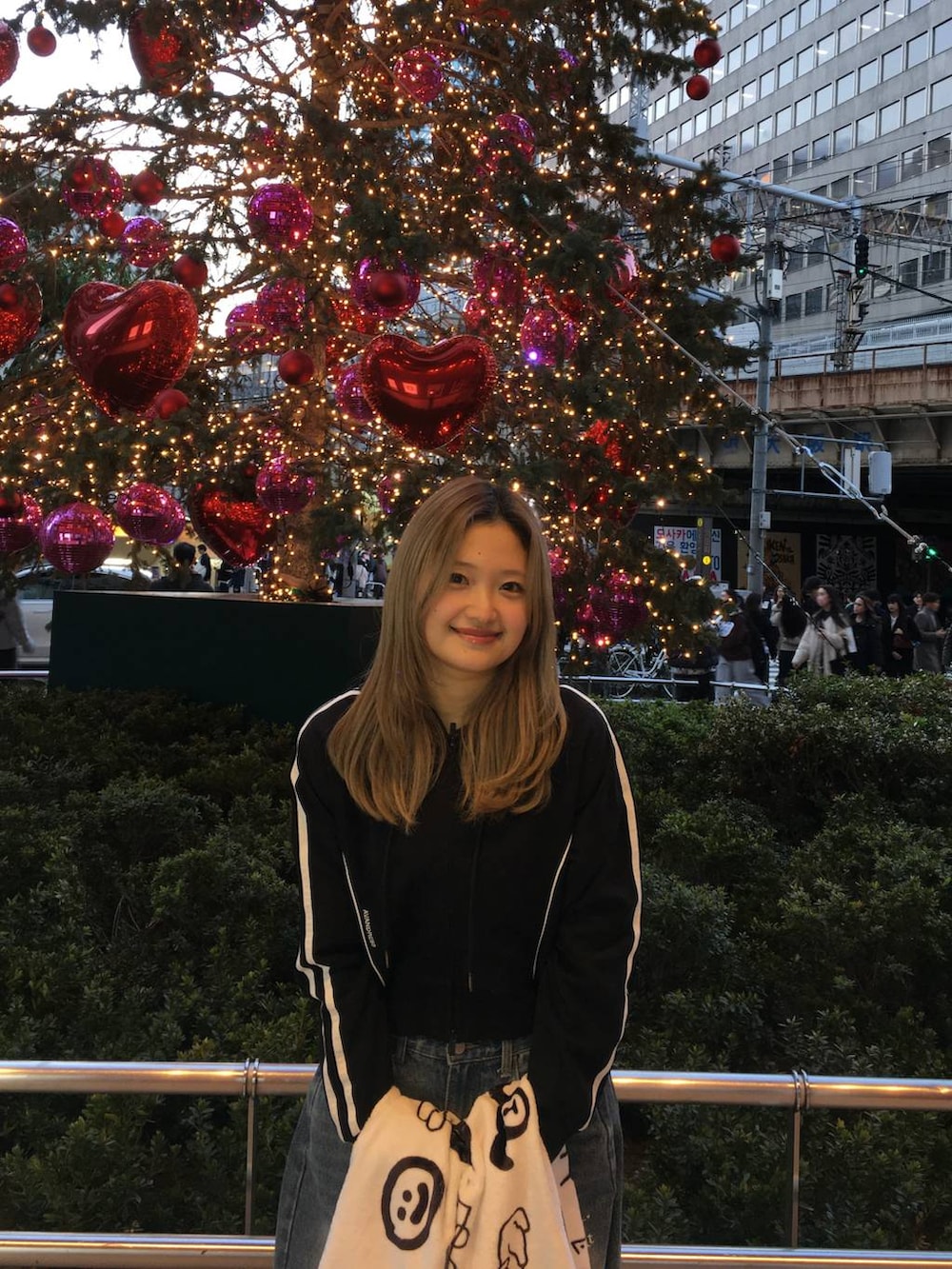 ブルー系のデニムパンツ、ホワイト系のブランケットを着用したレディースの冬コーディネートの3枚目の写真