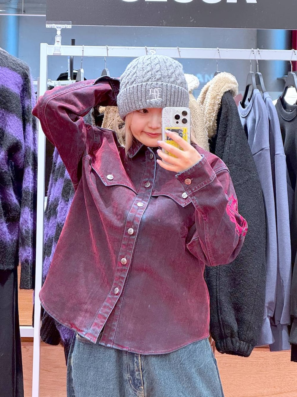 レッド系のデニムジャケット、ブルー系のその他パンツ、グレー系のニットキャップ/ビーニーを着用したレディースの冬コーディネートの2枚目の写真