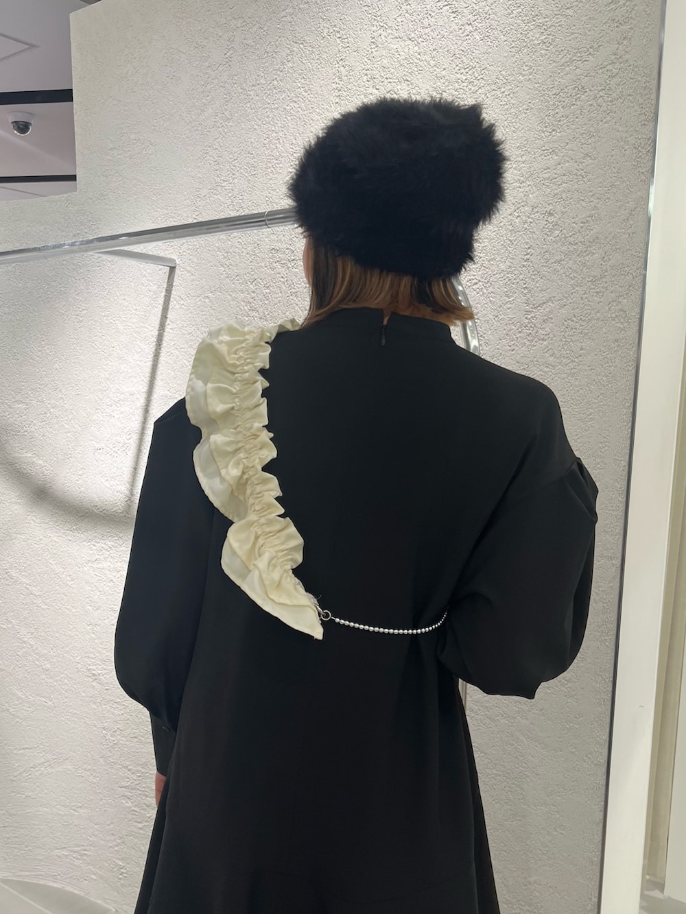 ブラック系のワンピース、ブラウン系のその他パンツ、ブラック系のニットキャップ/ビーニーを着用したレディースの秋コーディネートの6枚目の写真