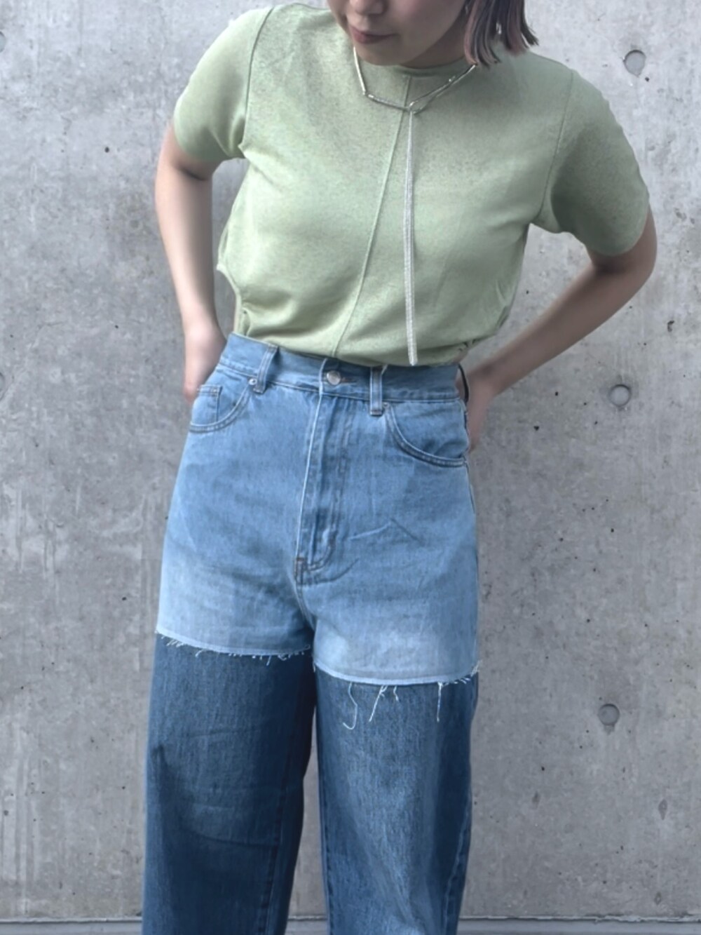 ブルー系のデニムパンツ、グリーン系のTシャツ/カットソー、シルバー系のネックレスを着用したレディースの夏コーディネートの4枚目の写真