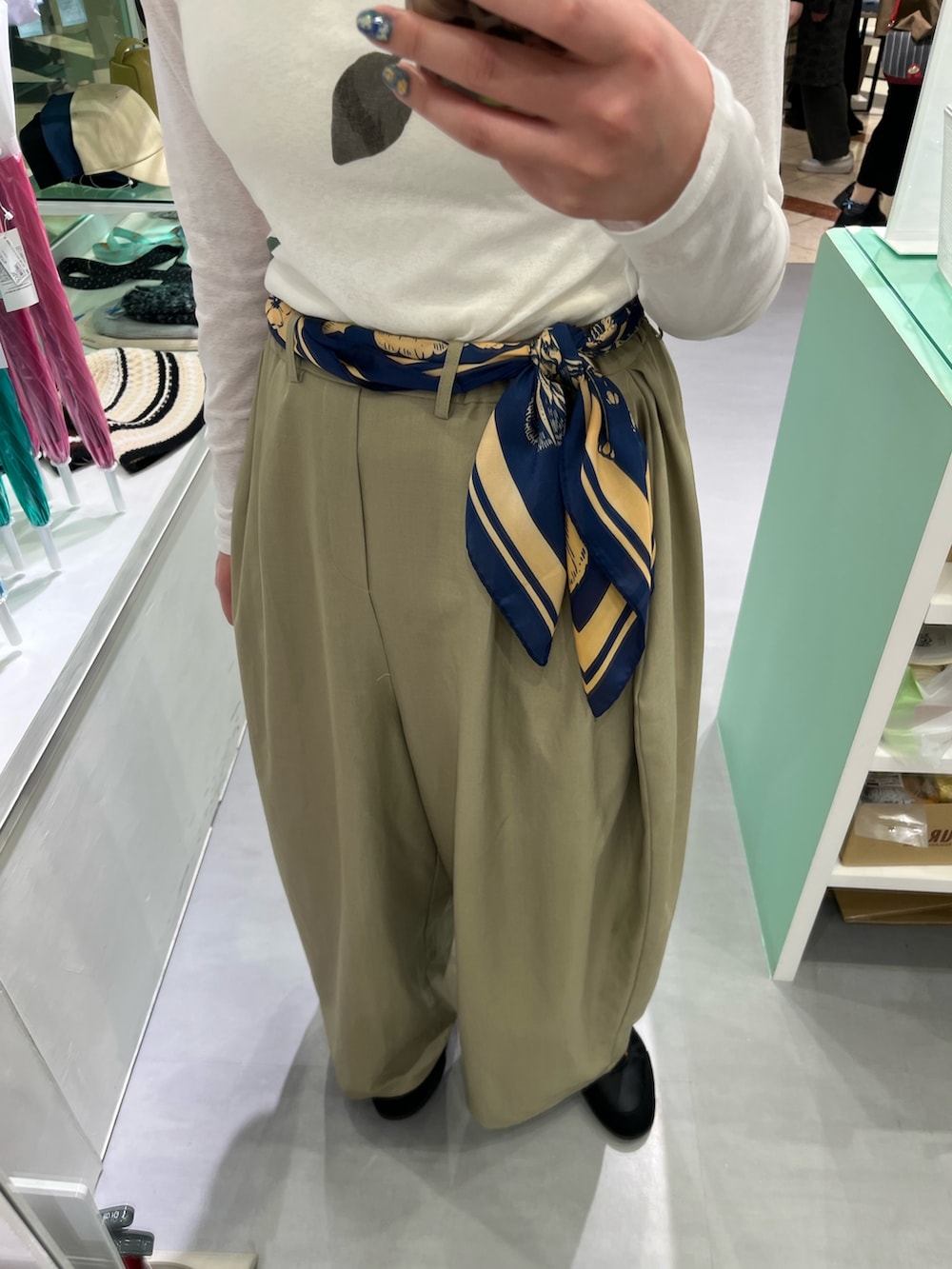 ホワイト系のTシャツ/カットソー、その他のバンダナ/スカーフを着用したレディースの春コーディネートの2枚目の写真