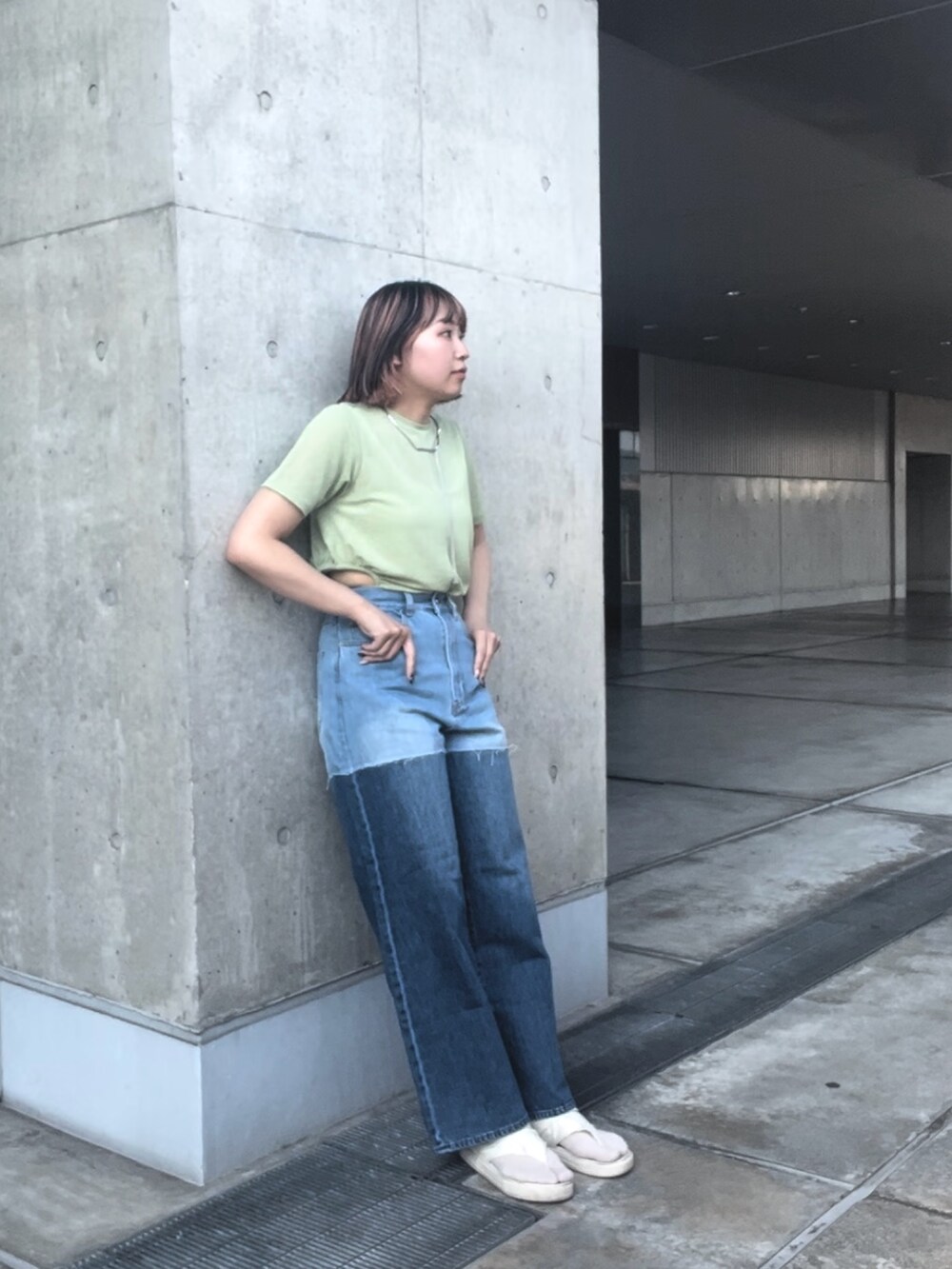 ブルー系のデニムパンツ、グリーン系のTシャツ/カットソー、シルバー系のネックレスを着用したレディースの夏コーディネートの2枚目の写真