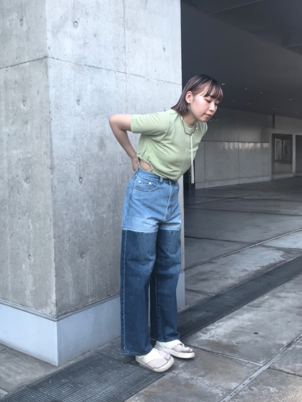 ブルー系のデニムパンツ、グリーン系のTシャツ/カットソー、シルバー系のネックレスを着用したレディースの夏コーディネートの3枚目の写真