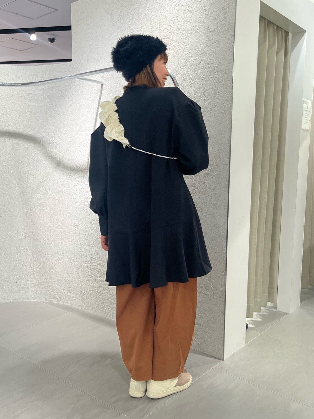 ブラック系のワンピース、ブラウン系のその他パンツ、ブラック系のニットキャップ/ビーニーを着用したレディースの秋コーディネートの3枚目の写真