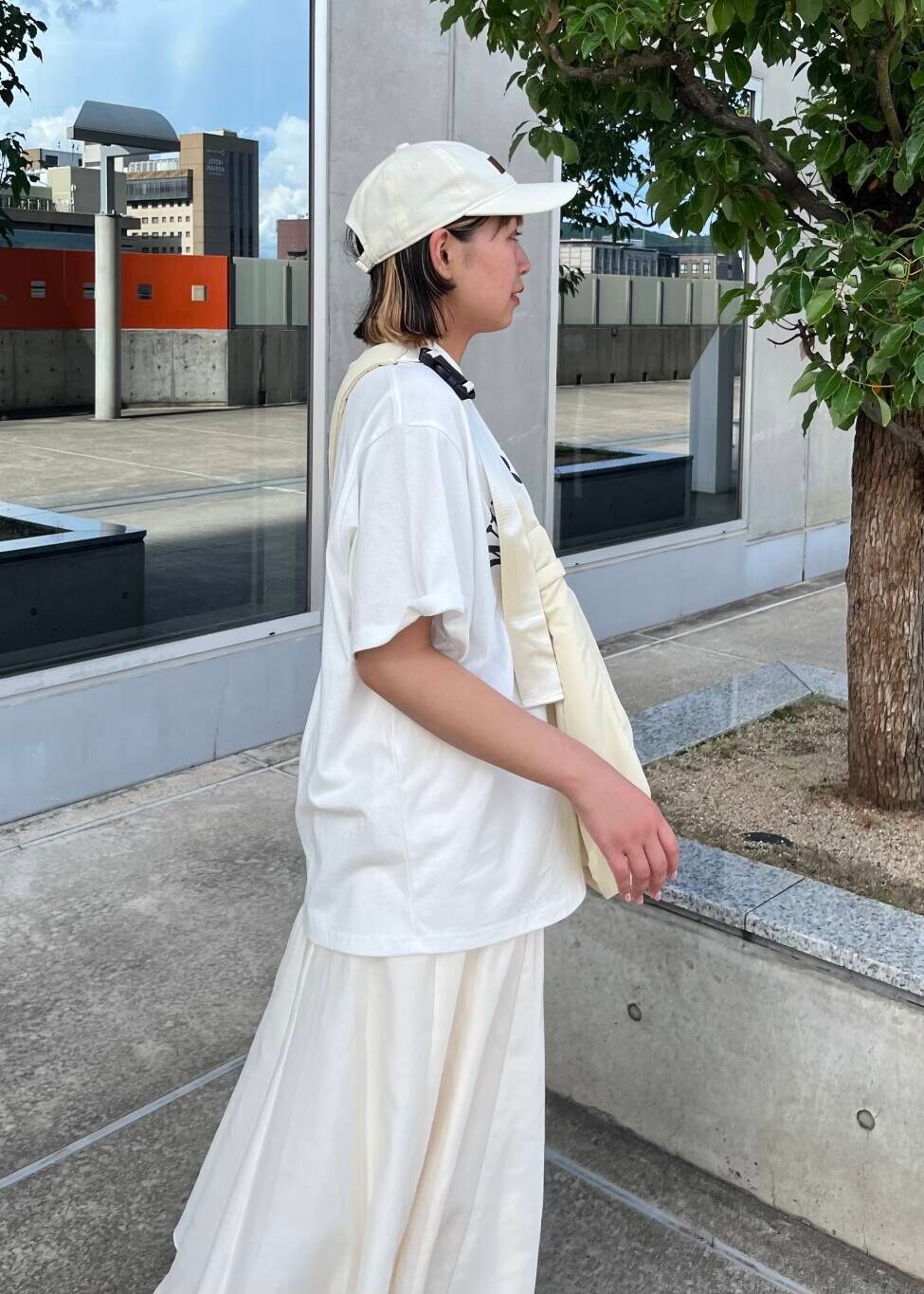 ホワイト系のサンダル、ホワイト系のショルダーバッグ、ホワイト系のTシャツ/カットソーを着用したレディースの夏コーディネートの5枚目の写真