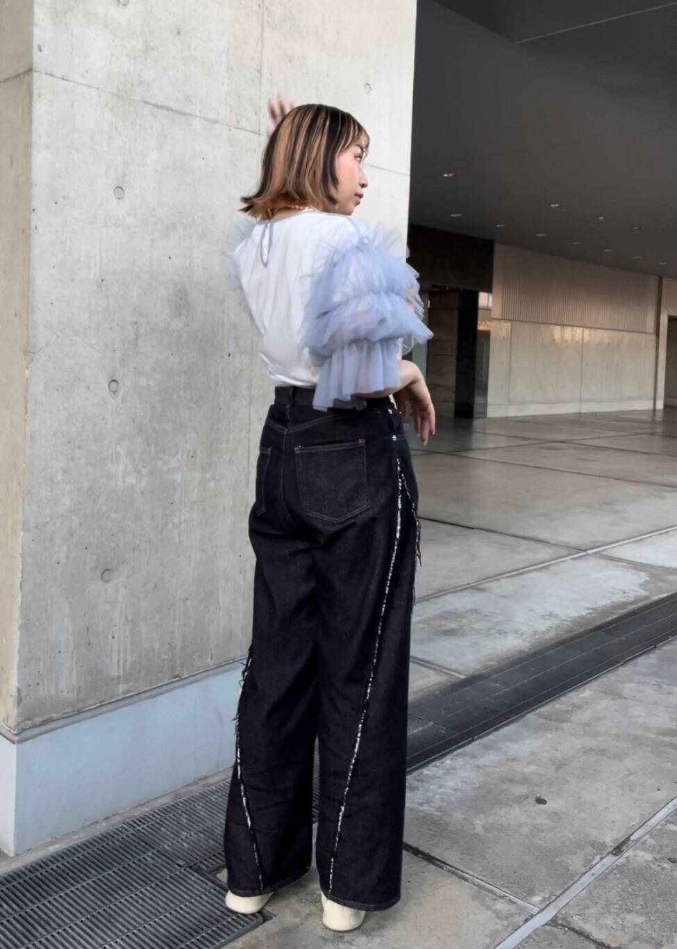 ブルー系のデニムパンツ、ブルー系のシャツ/ブラウス、ホワイト系のTシャツ/カットソーを着用したレディースの夏コーディネートの2枚目の写真