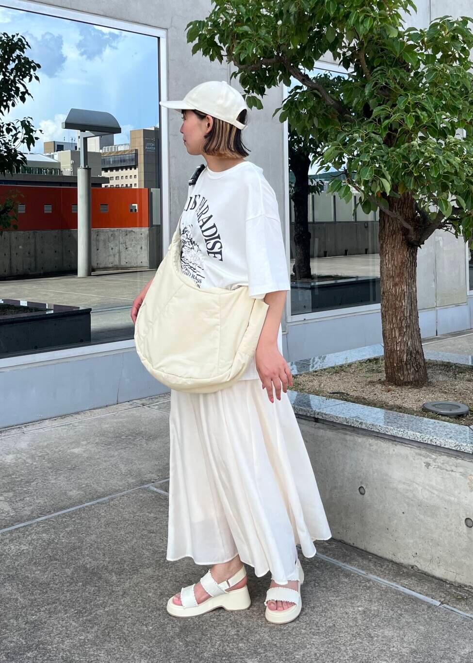 ホワイト系のサンダル、ホワイト系のショルダーバッグ、ホワイト系のTシャツ/カットソーを着用したレディースの夏コーディネートの2枚目の写真