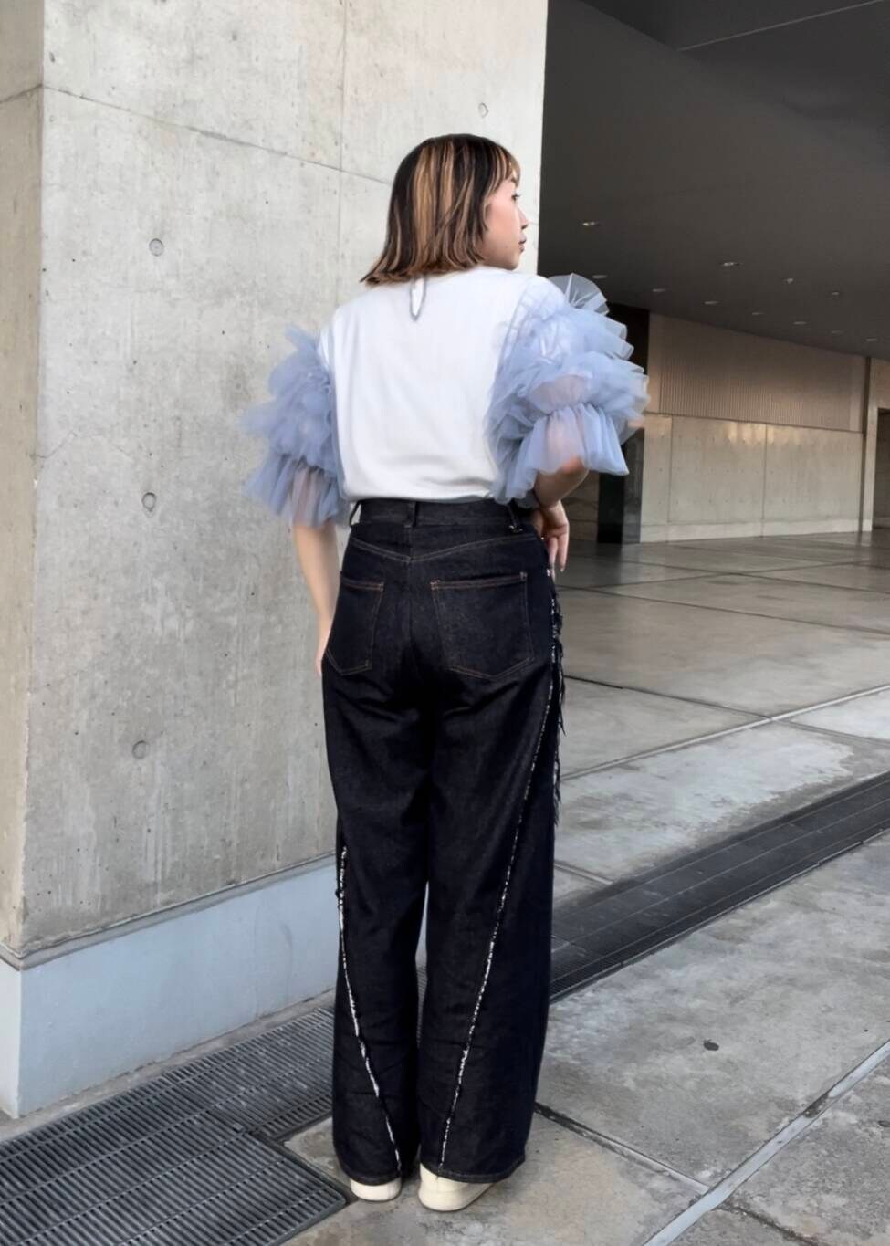 ブルー系のデニムパンツ、ブルー系のシャツ/ブラウス、ホワイト系のTシャツ/カットソーを着用したレディースの夏コーディネートの3枚目の写真