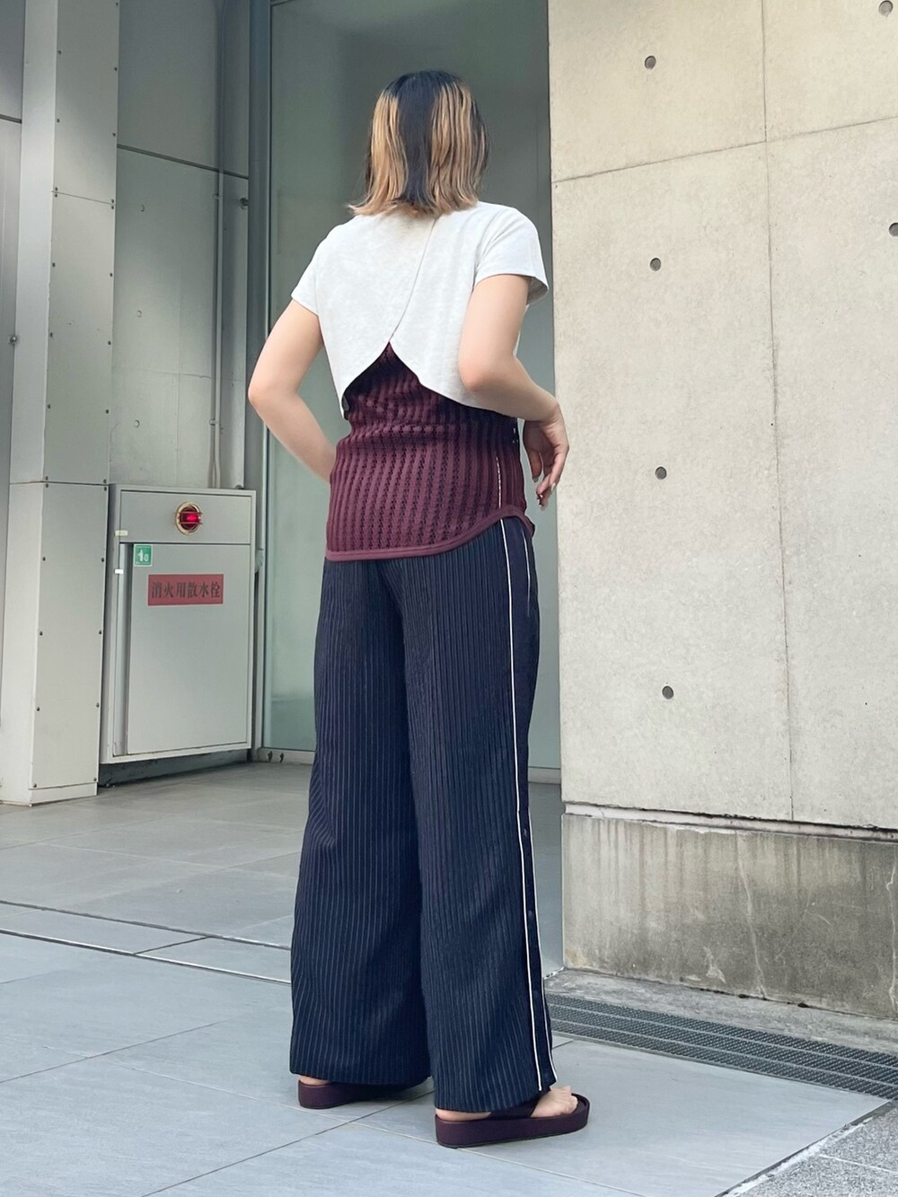 グレー系のTシャツ/カットソー、レッド系のタンクトップ、レッド系のサンダルを着用したレディースの夏コーディネートの2枚目の写真