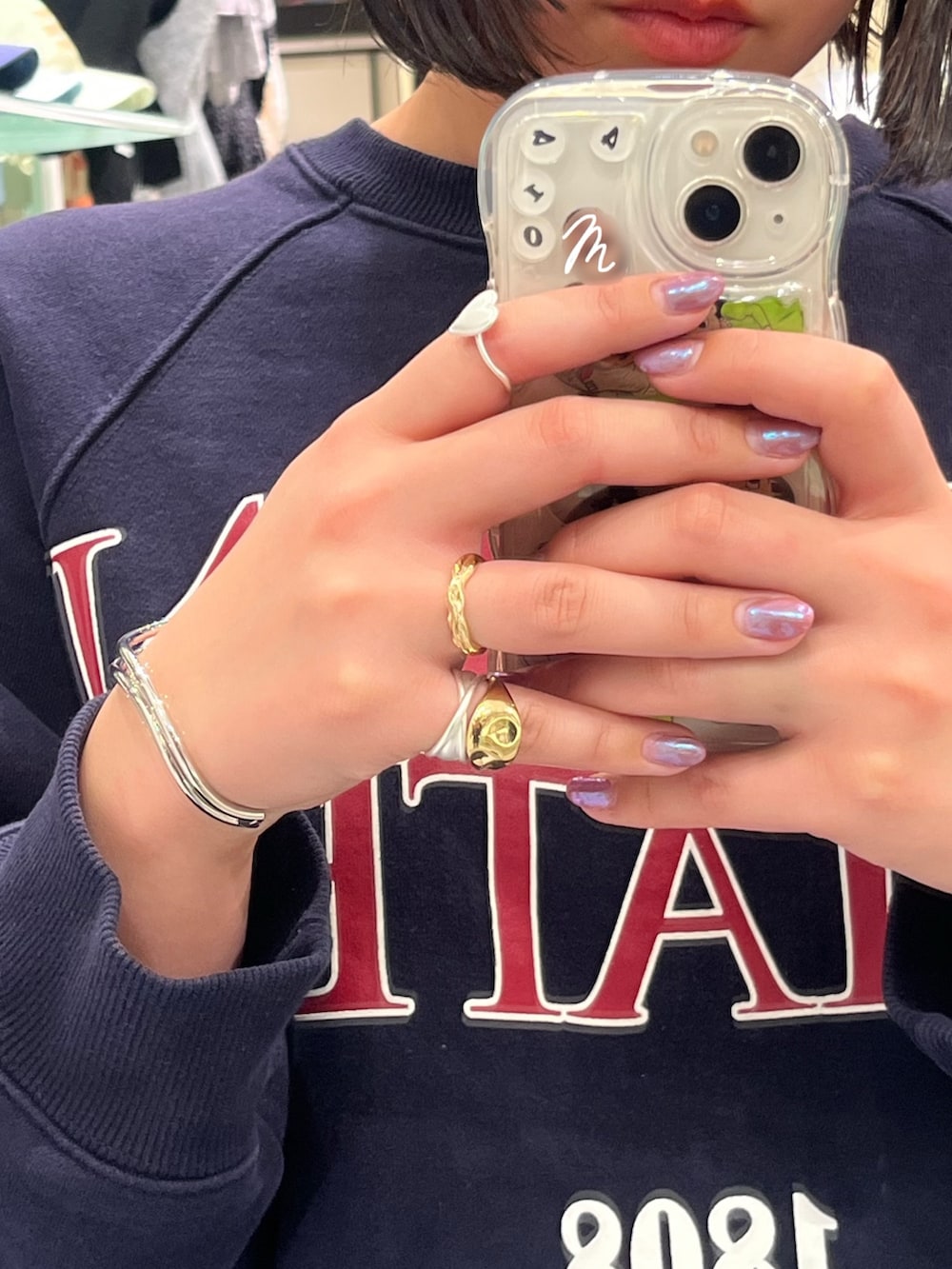 ゴールド系のリング、シルバー系のリング、シルバー系のブレスレットを着用したレディースの冬コーディネートの2枚目の写真