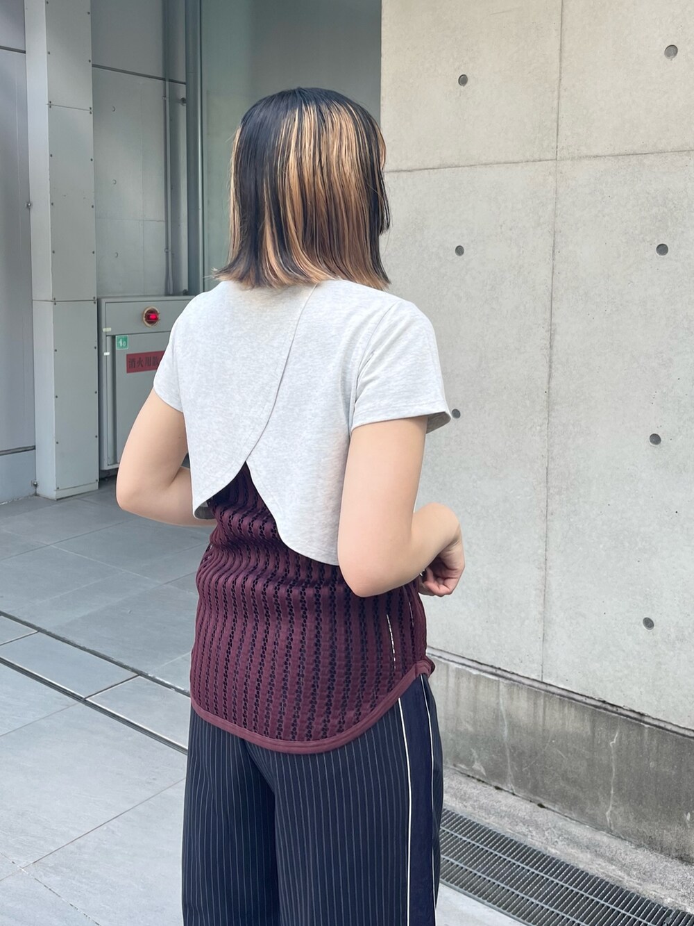 グレー系のTシャツ/カットソー、レッド系のタンクトップ、レッド系のサンダルを着用したレディースの夏コーディネートの5枚目の写真