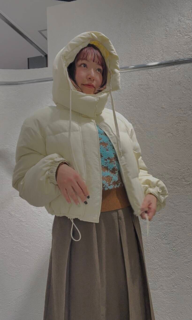 ホワイト系のダウンジャケット/コート、ブラウン系のニット/セーター、ブラウン系のワンピースを着用したレディースの冬コーディネートの4枚目の写真