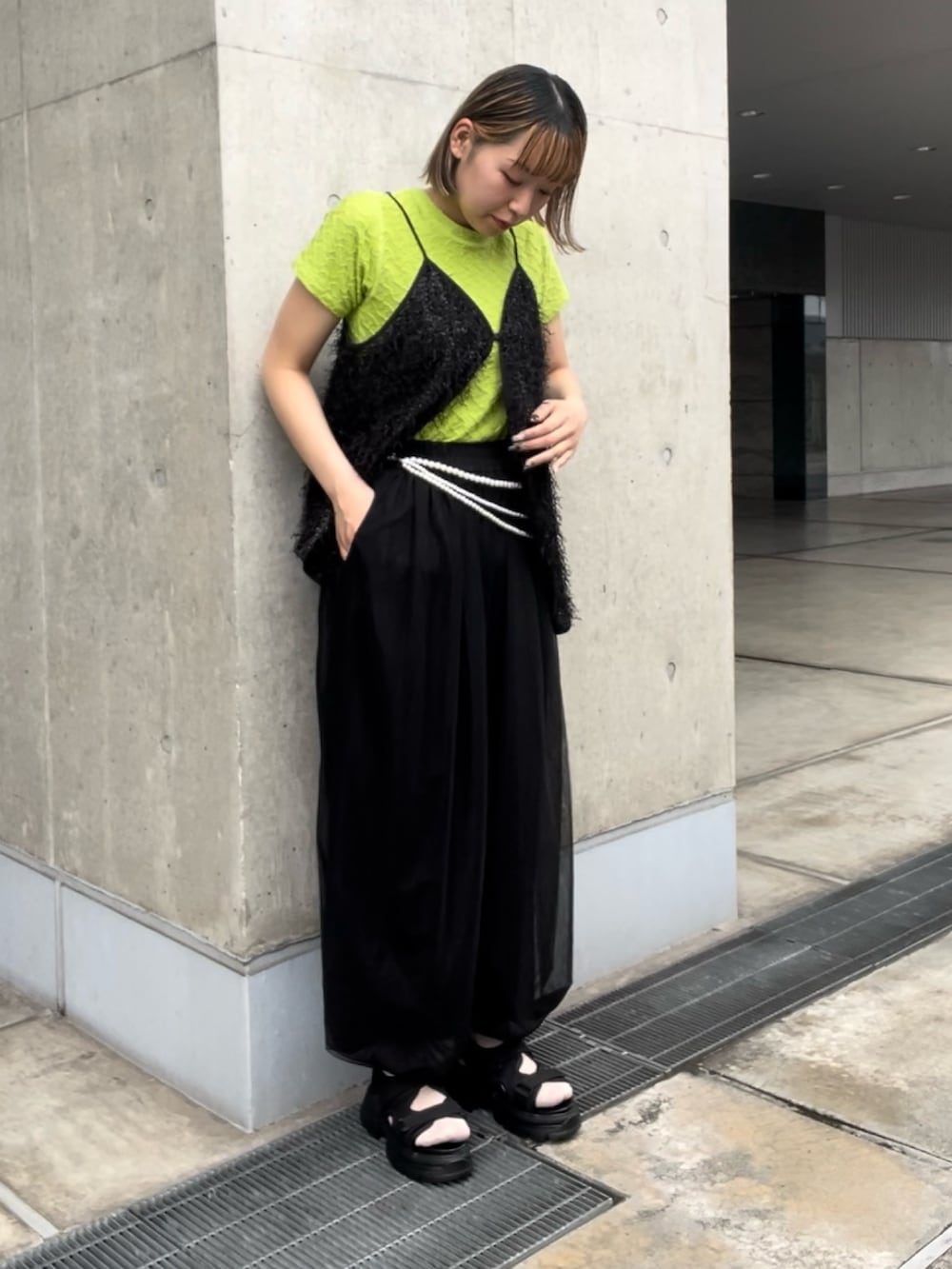 ブラック系のその他パンツ、ブラック系のサンダル、ブラック系のキャミソールを着用したレディースの夏コーディネートの3枚目の写真