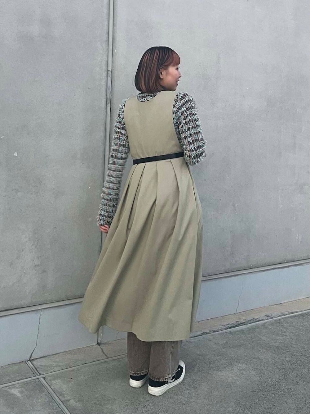 グレー系のニット/セーター、グリーン系のワンピース、ブラック系のベルトを着用したレディースの冬コーディネートの3枚目の写真