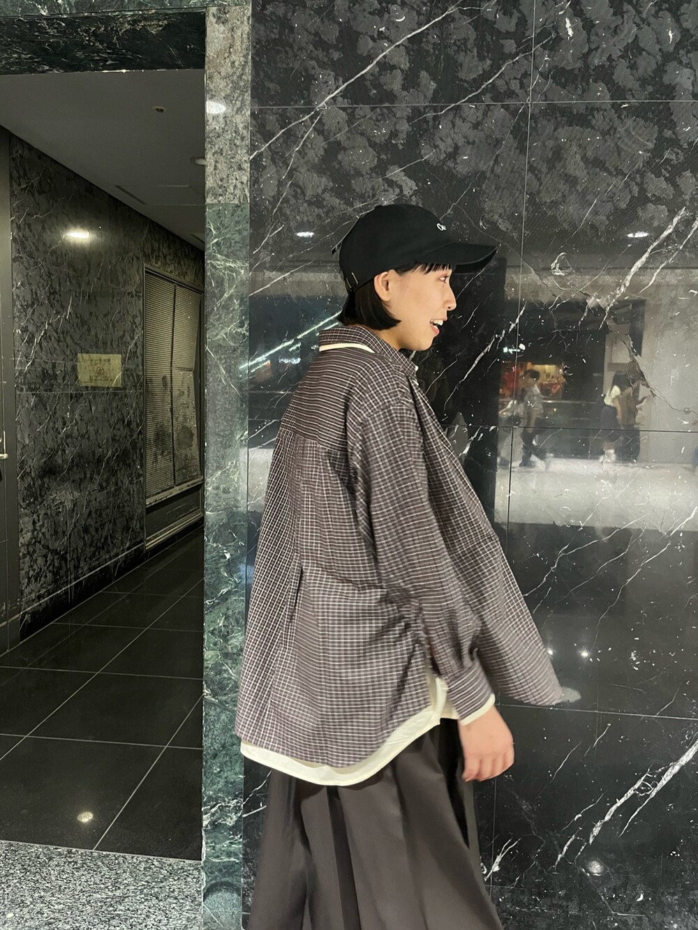 ブラウン系のシャツ/ブラウス、ブラウン系のワンピース、ブラック系のキャップを着用したレディースの秋コーディネートの4枚目の写真