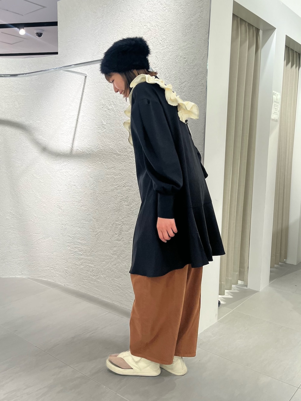 ブラック系のワンピース、ブラウン系のその他パンツ、ブラック系のニットキャップ/ビーニーを着用したレディースの秋コーディネートの2枚目の写真