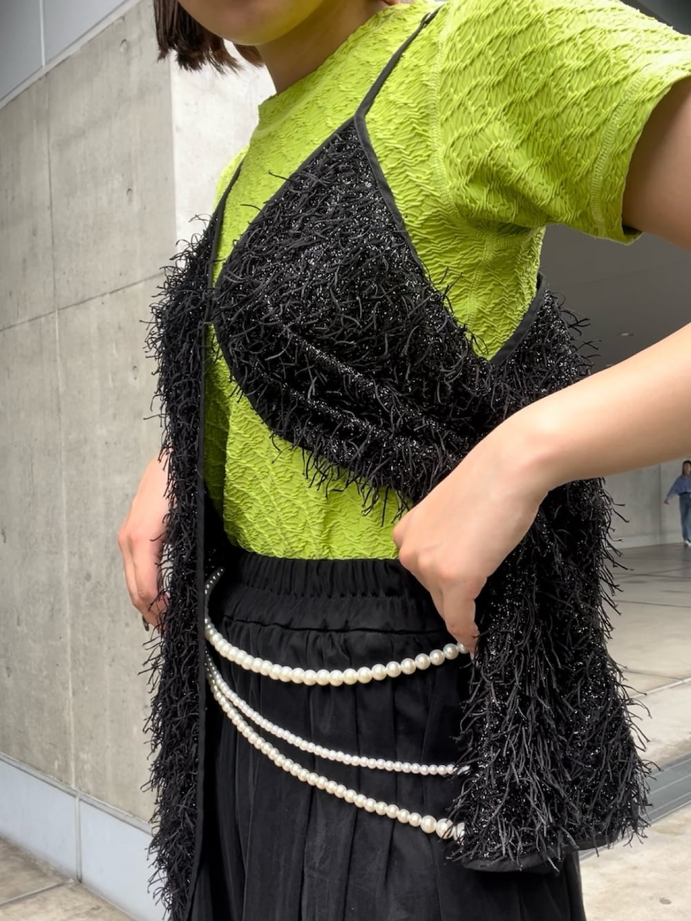 ブラック系のその他パンツ、ブラック系のサンダル、ブラック系のキャミソールを着用したレディースの夏コーディネートの4枚目の写真