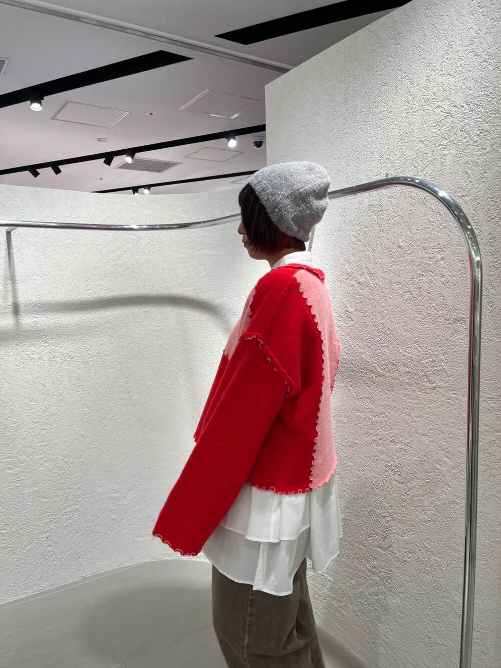 ホワイト系のワンピース、ブラウン系のデニムパンツ、ピンク系のニット/セーターを着用したレディースの冬コーディネートの5枚目の写真