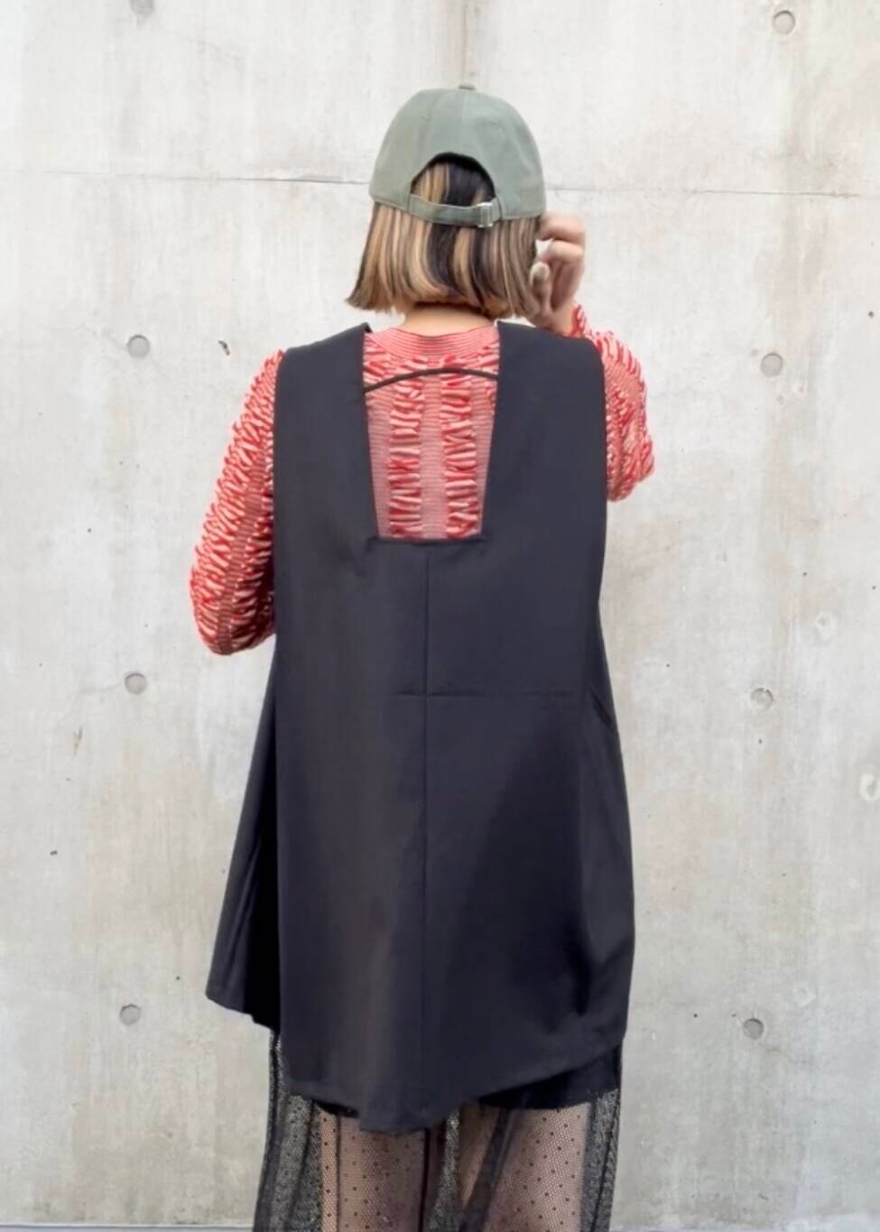 ブラック系のサンダル、ブラック系のその他パンツ、ブラック系のスカートを着用したレディースの夏コーディネートの6枚目の写真