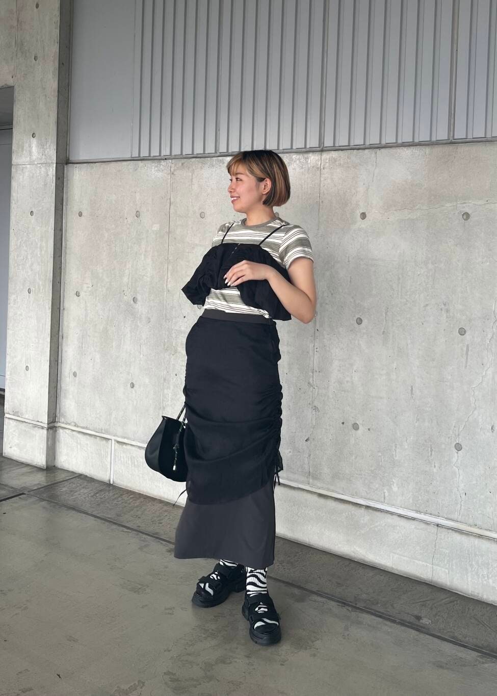 ブラック系のその他トップス、ブラック系のサンダル、グリーン系のTシャツ/カットソーを着用したレディースの夏コーディネートの2枚目の写真