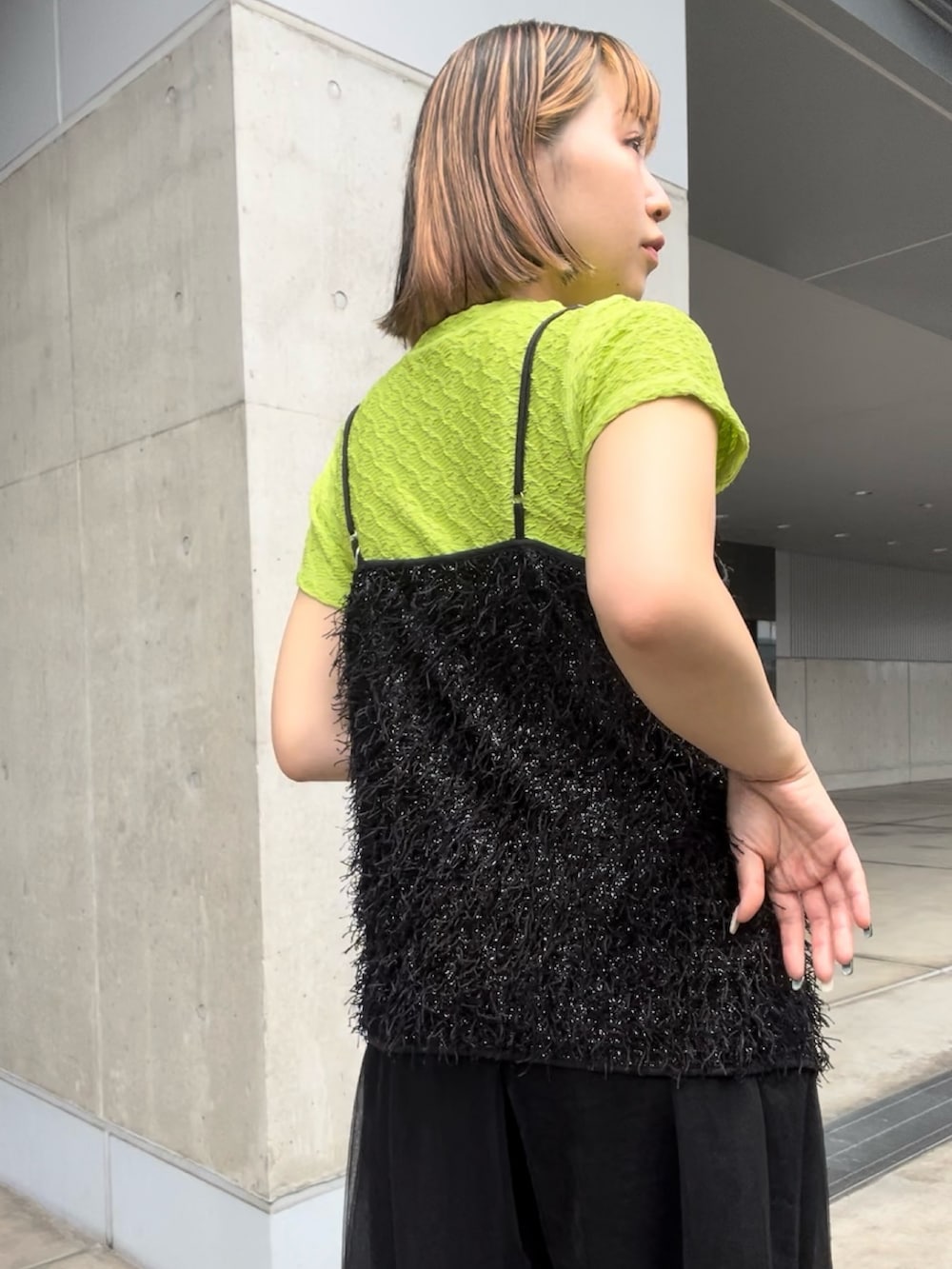 ブラック系のその他パンツ、ブラック系のサンダル、ブラック系のキャミソールを着用したレディースの夏コーディネートの5枚目の写真
