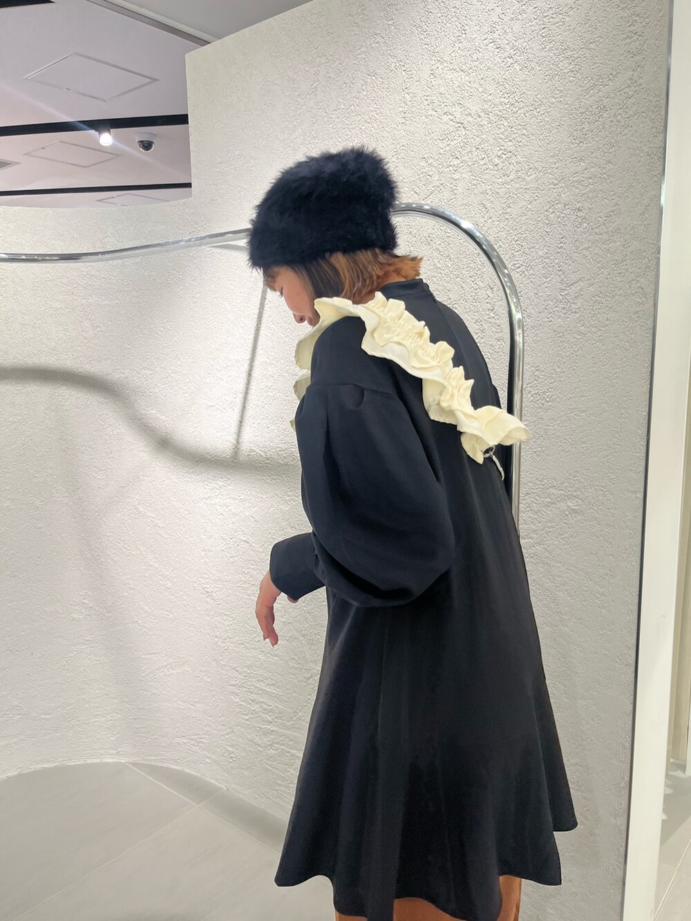 ブラック系のワンピース、ブラウン系のその他パンツ、ブラック系のニットキャップ/ビーニーを着用したレディースの秋コーディネートの5枚目の写真