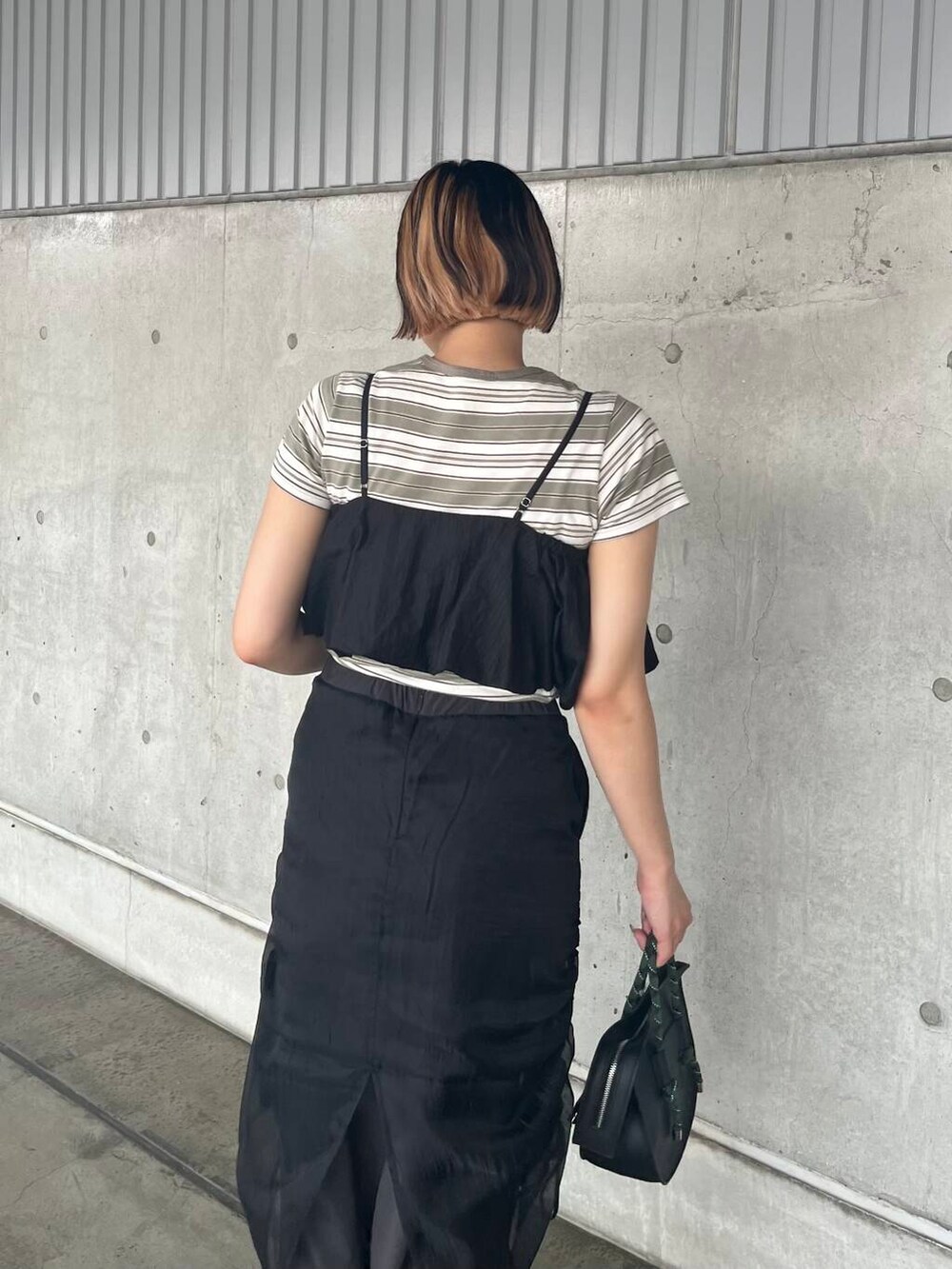 ブラック系のその他トップス、ブラック系のサンダル、グリーン系のTシャツ/カットソーを着用したレディースの夏コーディネートの5枚目の写真