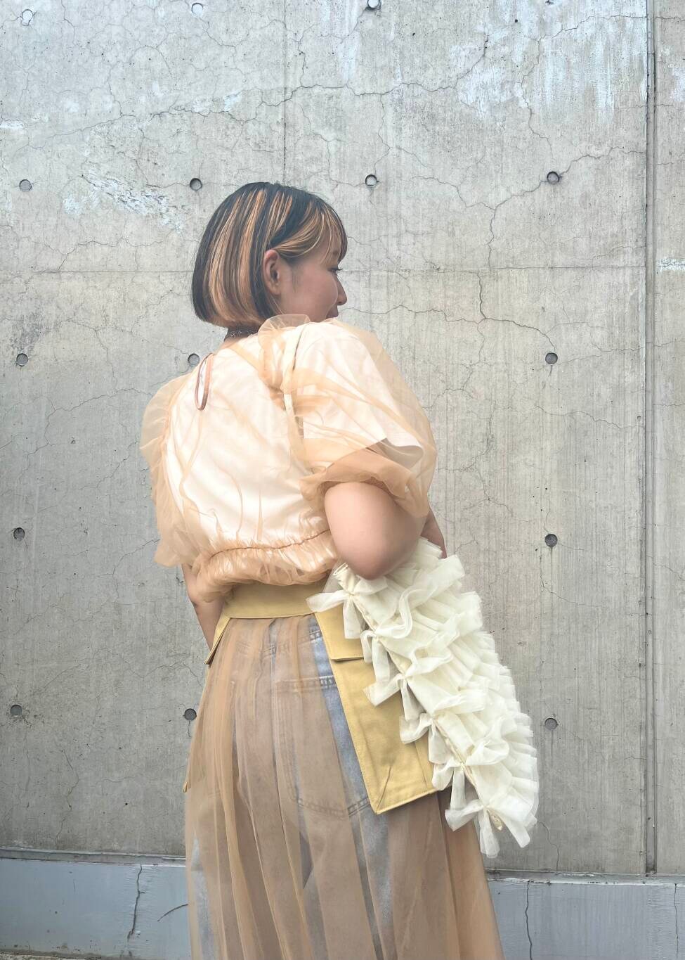 ブルー系のデニムパンツ、ホワイト系のトートバッグ、ブラック系のサンダルを着用したレディースの夏コーディネートの5枚目の写真