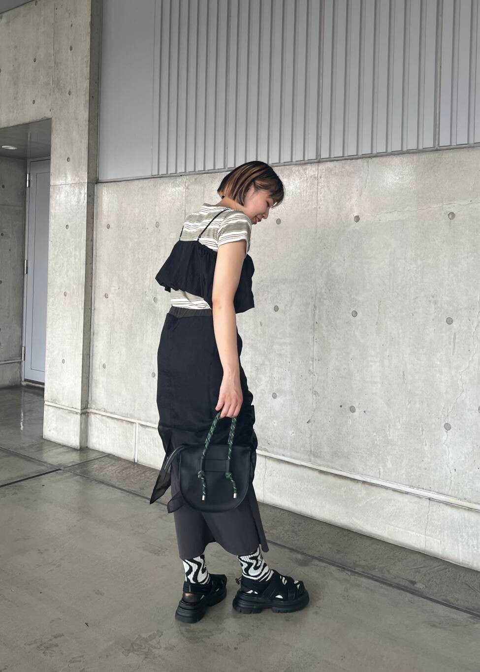 ブラック系のその他トップス、ブラック系のサンダル、グリーン系のTシャツ/カットソーを着用したレディースの夏コーディネートの3枚目の写真