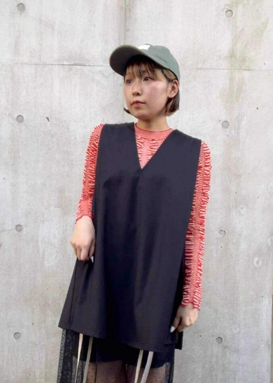 ブラック系のサンダル、ブラック系のその他パンツ、ブラック系のスカートを着用したレディースの夏コーディネートの4枚目の写真