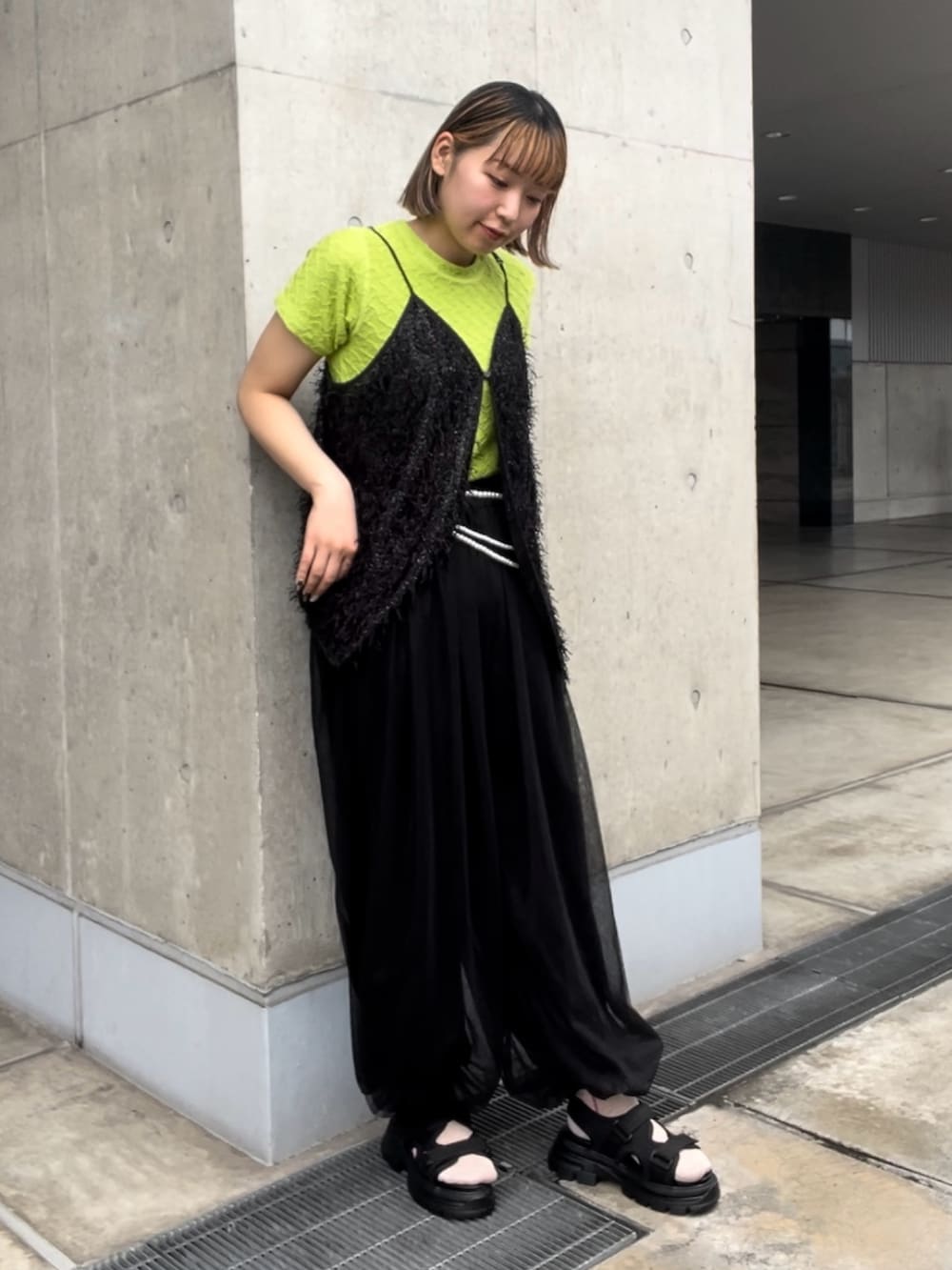 ブラック系のその他パンツ、ブラック系のサンダル、ブラック系のキャミソールを着用したレディースの夏コーディネートの2枚目の写真