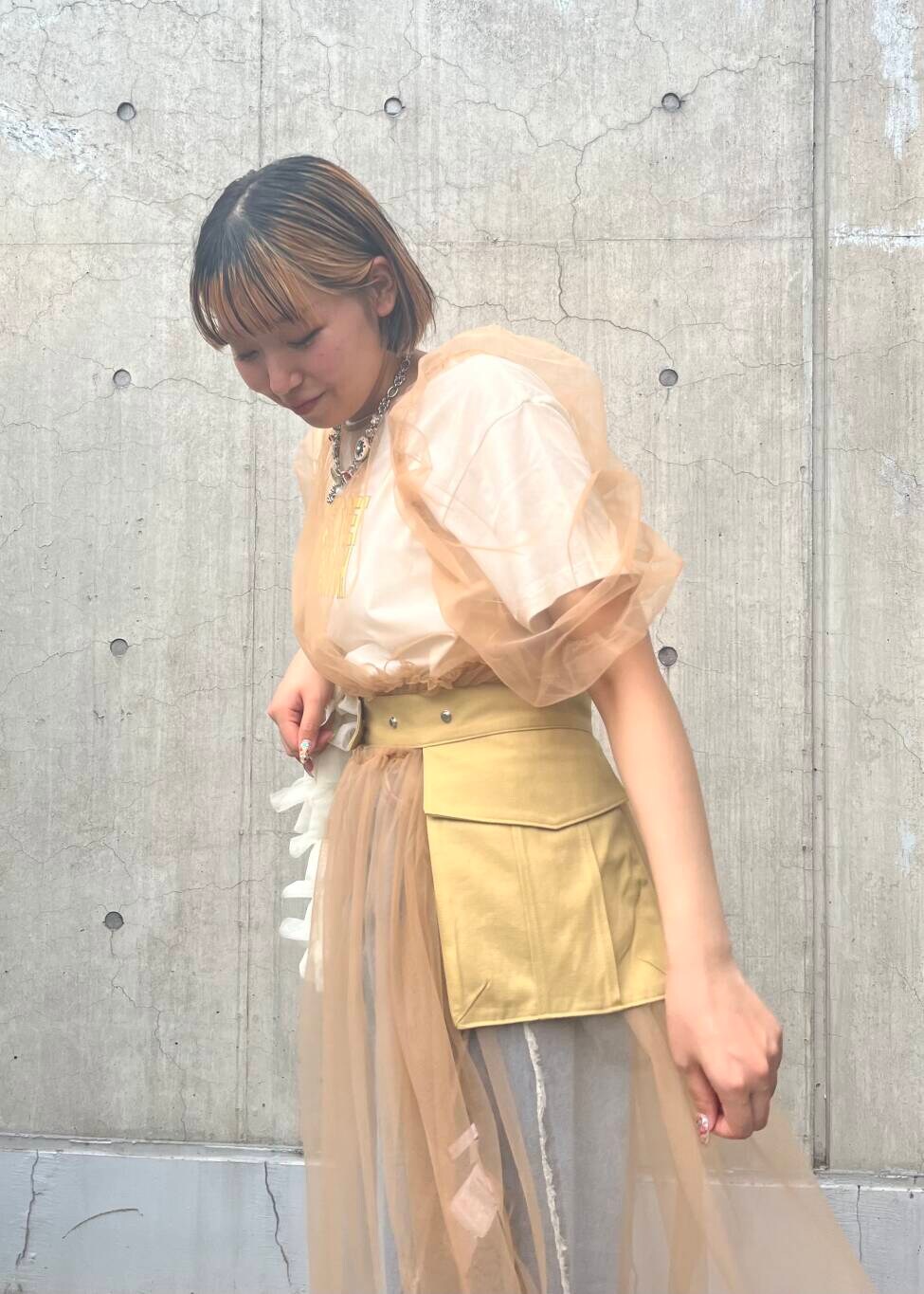 ブルー系のデニムパンツ、ホワイト系のトートバッグ、ブラック系のサンダルを着用したレディースの夏コーディネートの4枚目の写真