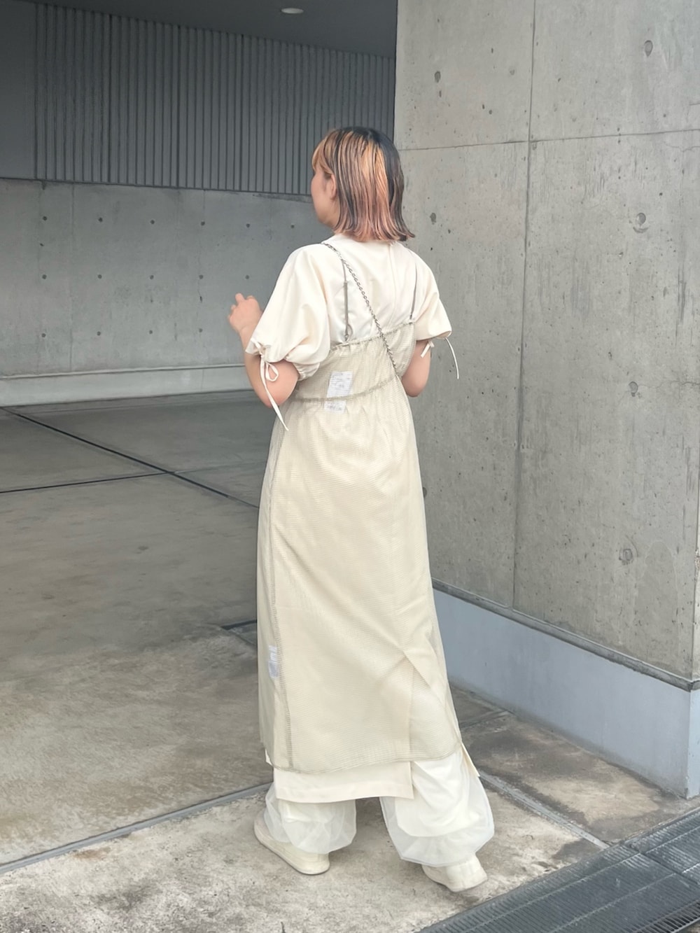 ホワイト系のその他パンツ、ホワイト系のワンピース、ブルー系のショルダーバッグを着用したレディースの夏コーディネートの2枚目の写真