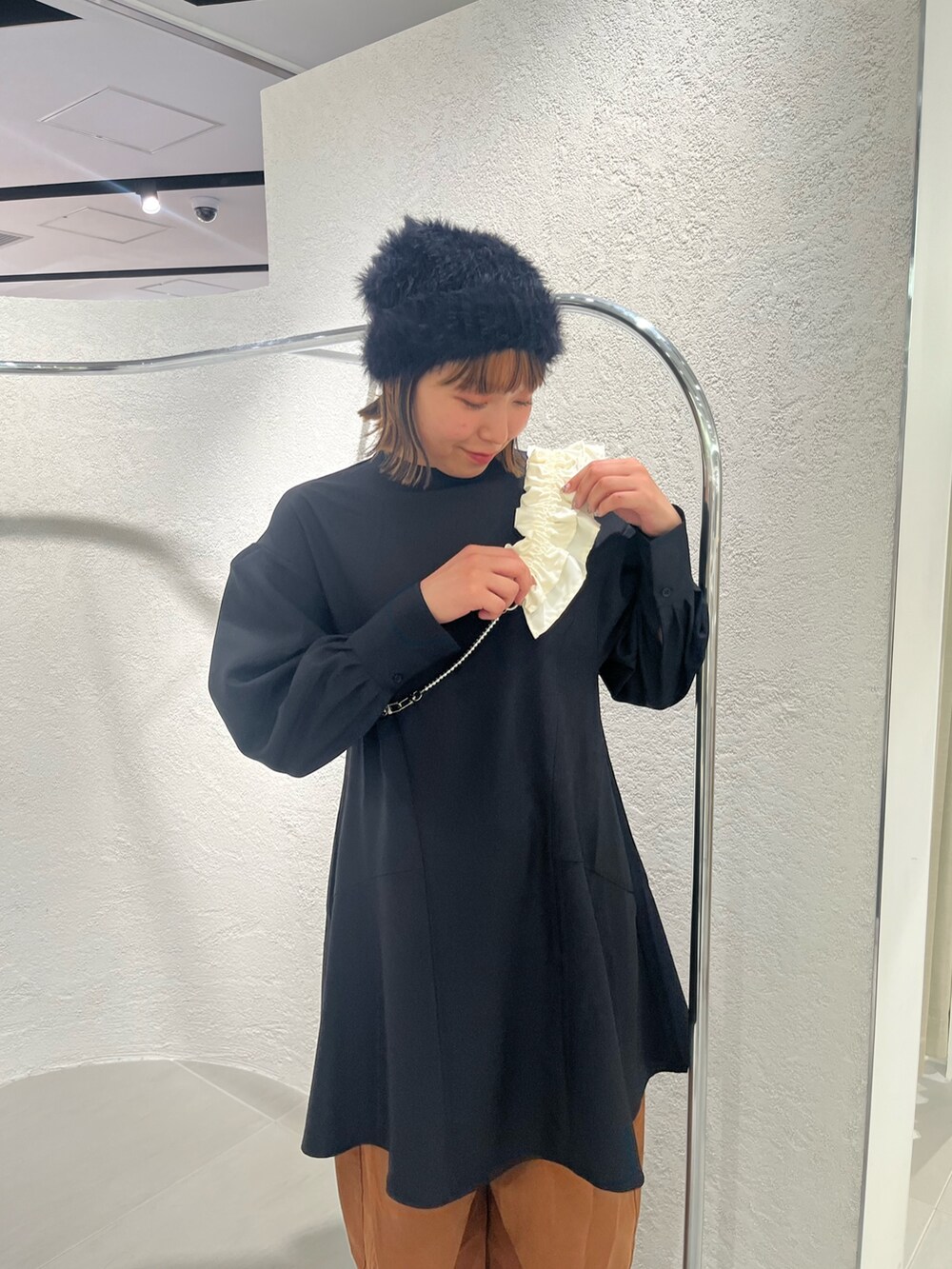 ブラック系のワンピース、ブラウン系のその他パンツ、ブラック系のニットキャップ/ビーニーを着用したレディースの秋コーディネートの4枚目の写真