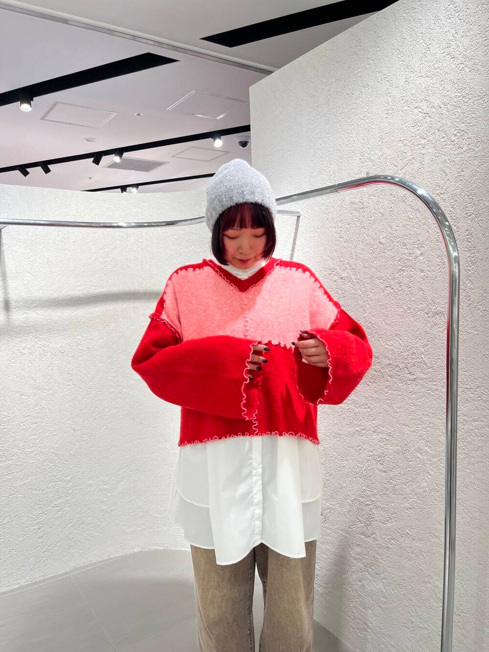 ホワイト系のワンピース、ブラウン系のデニムパンツ、ピンク系のニット/セーターを着用したレディースの冬コーディネートの4枚目の写真