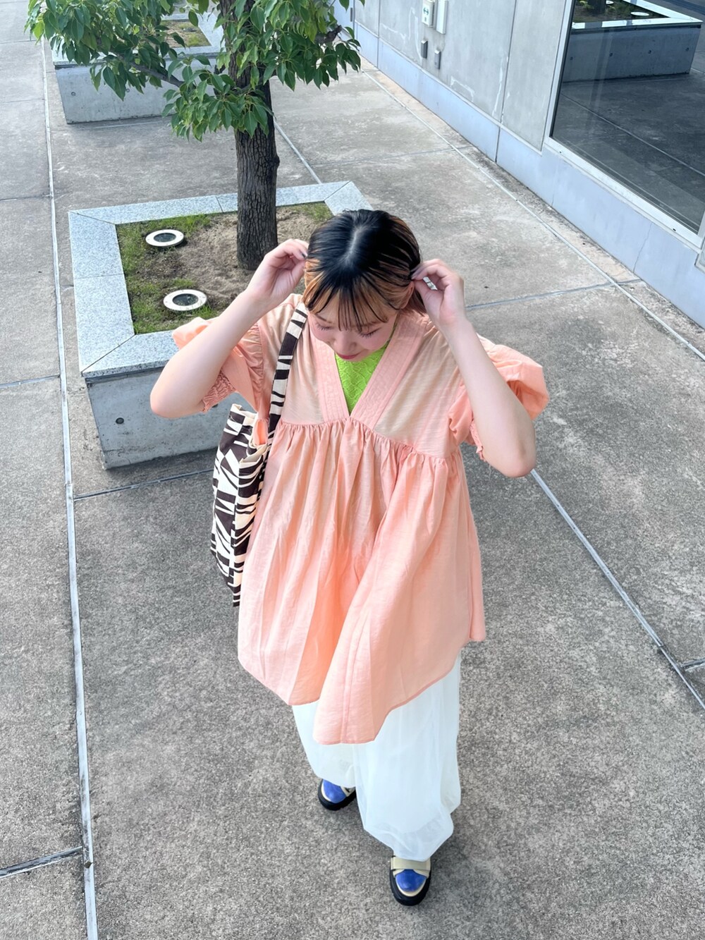 ホワイト系のその他パンツ、ベージュ系のサンダル、オレンジ系のワンピースを着用したレディースの夏コーディネートの4枚目の写真