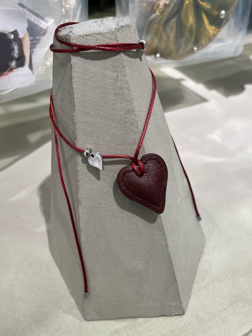 ブラウン系のニット/セーター、レッド系のネックレスを着用したレディースの冬コーディネートの2枚目の写真