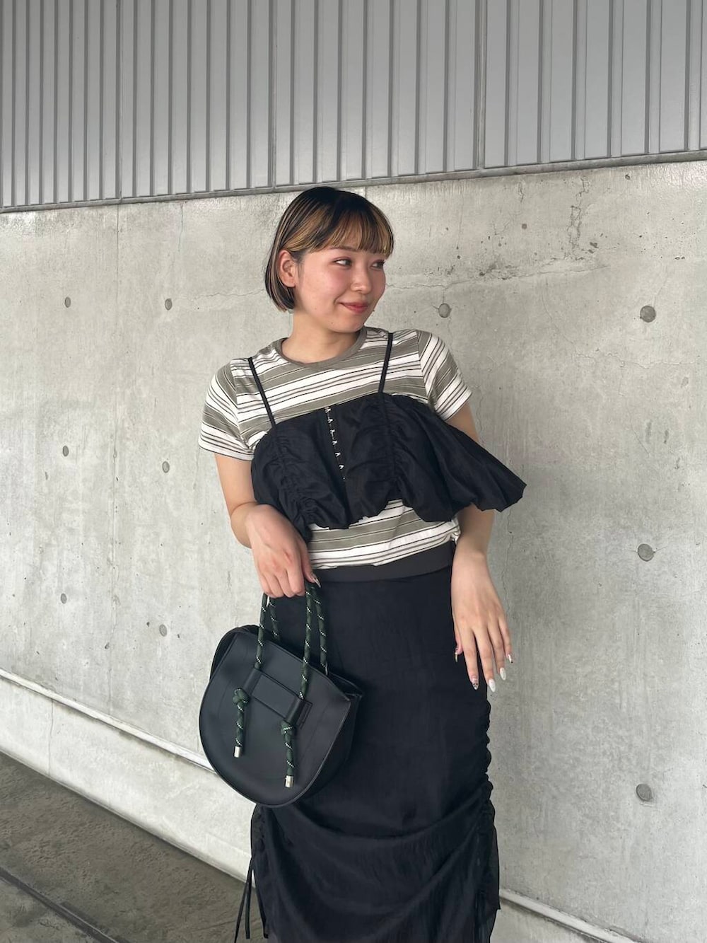 ブラック系のその他トップス、ブラック系のサンダル、グリーン系のTシャツ/カットソーを着用したレディースの夏コーディネートの4枚目の写真