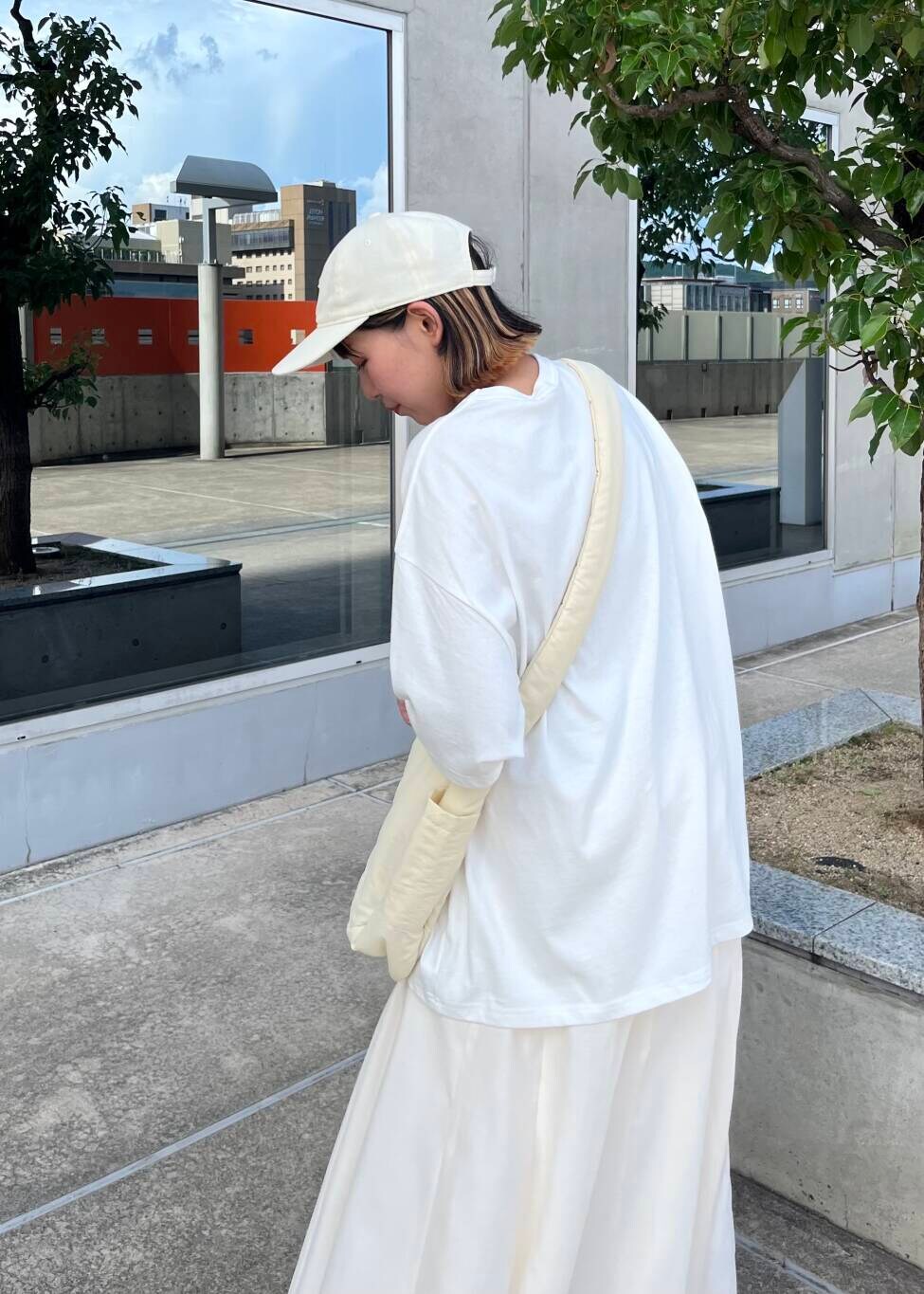 ホワイト系のサンダル、ホワイト系のショルダーバッグ、ホワイト系のTシャツ/カットソーを着用したレディースの夏コーディネートの6枚目の写真