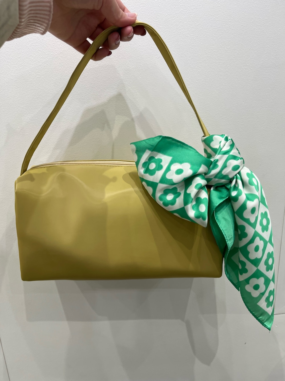 イエロー系のトートバッグ、グリーン系のバンダナ/スカーフを着用したレディースの春コーディネートの3枚目の写真