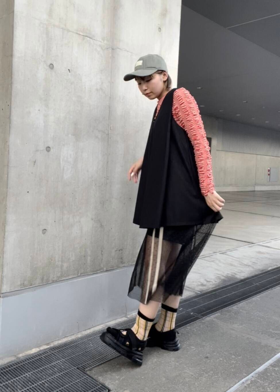 ブラック系のサンダル、ブラック系のその他パンツ、ブラック系のスカートを着用したレディースの夏コーディネートの2枚目の写真