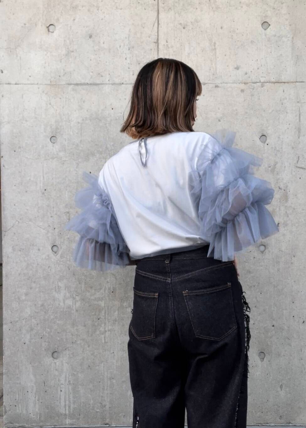 ブルー系のデニムパンツ、ブルー系のシャツ/ブラウス、ホワイト系のTシャツ/カットソーを着用したレディースの夏コーディネートの6枚目の写真